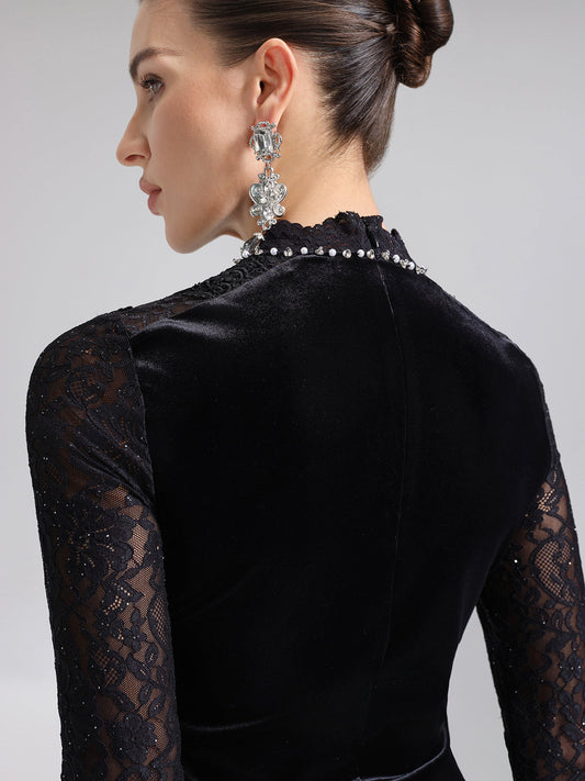 El İşlemeli Payet Dantelli ve Kadife Panelli Üst